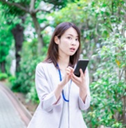 道を尋ねる来訪者画像