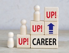 臨機応変に電話対応できるスキルを磨いているイメージ画像