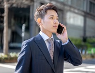 問合せ電話を掛けている男性のイメージ画像