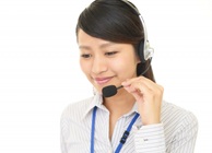 女性オペレーターが電話対応している画像