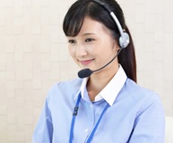 女性の電話オペレーターが応答しているイメージ画像