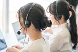 電話オペレーターがそれぞれ別々の電話対応をしているイメージ画像