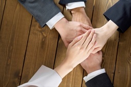 スタッフ同士が協力し合って業務を行っているイメージ画像