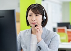 クレームや詮索・長電話でオペレーターが対応に苦慮しているイメージ画像