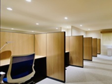 パーティションを使って飛沫対策をしているイメージ画像