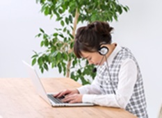 ストレスのかかる電話対応をするオペレーターのイメージ画像
