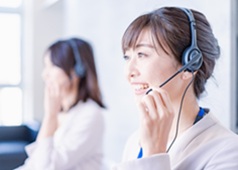 電話対応中の電話オペレーターのイメージ画像