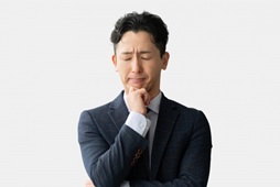 電話を取る体制で経営者が困っているイメージ画像